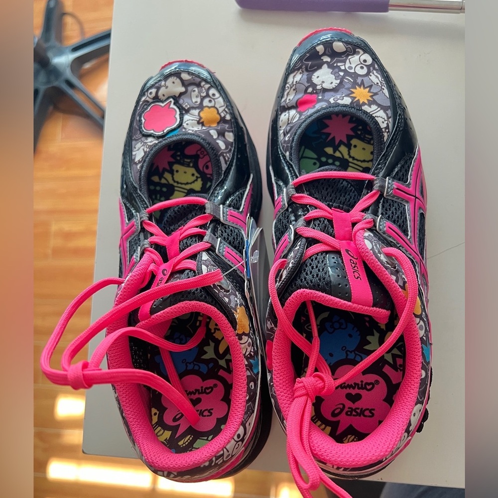 ASICS gel x Sanrio. 50th anniversary collab. Size 7, NWT.
